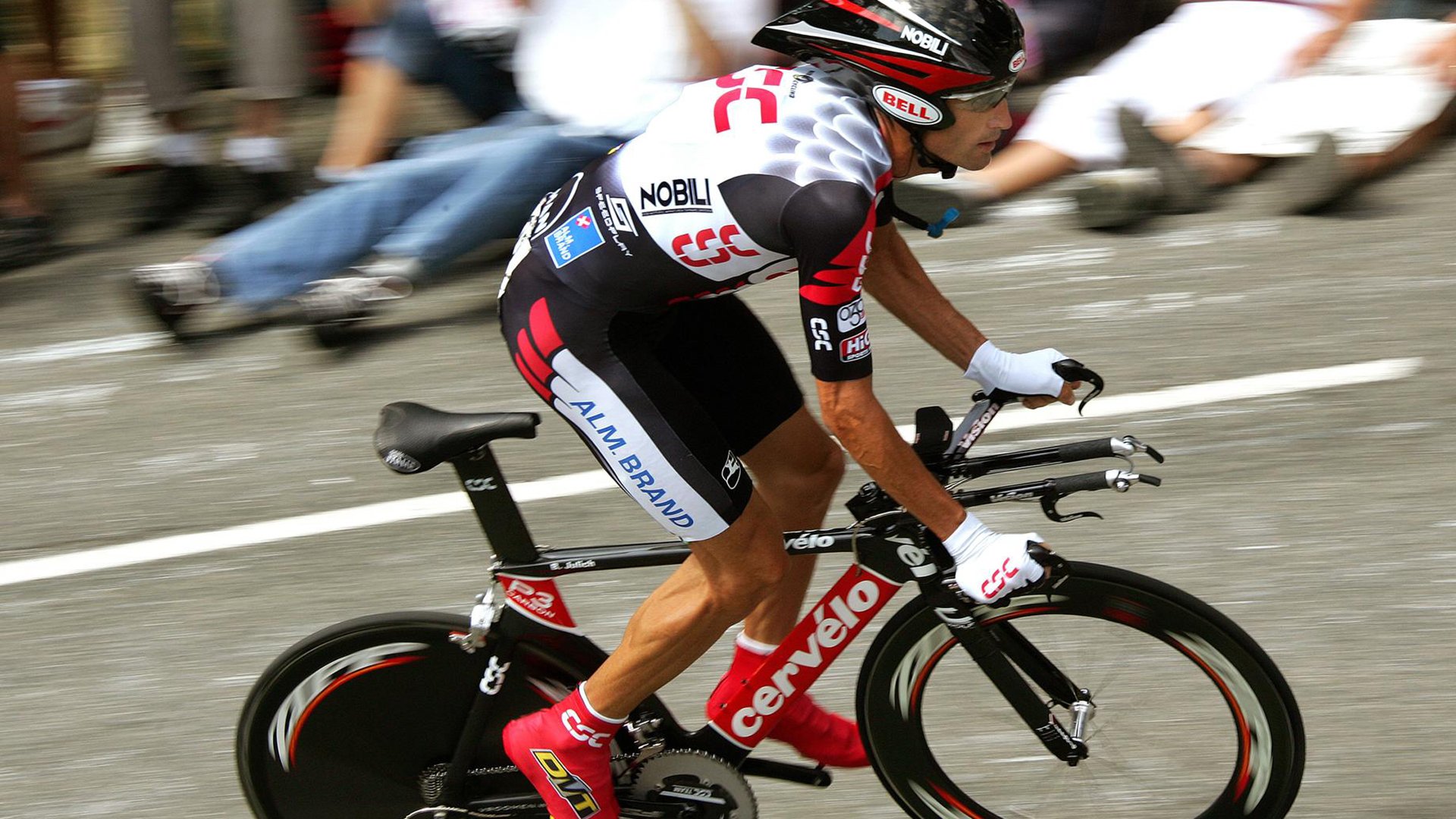 “武汉马拉松：选手们挑战极限，拼尽全力冲刺”